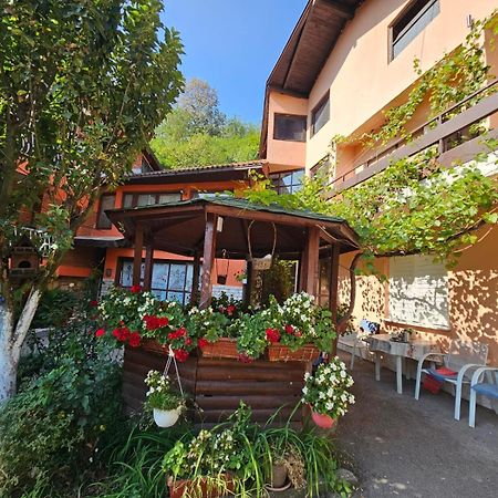Hotel Prenociste Chardak Tuzla Exterior foto