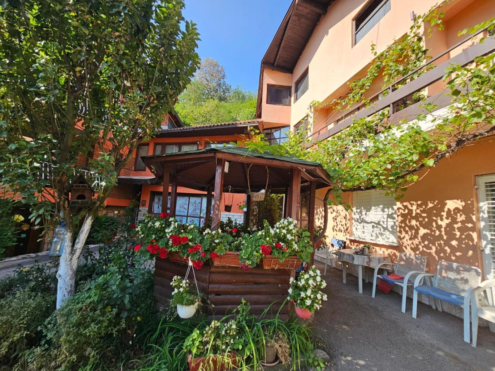 Hotel Prenociste Chardak Tuzla Exterior foto